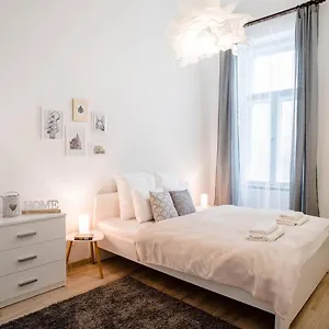 comfy-renewed-3-bedroom-apt-in-center.inbudapesthotels.com/